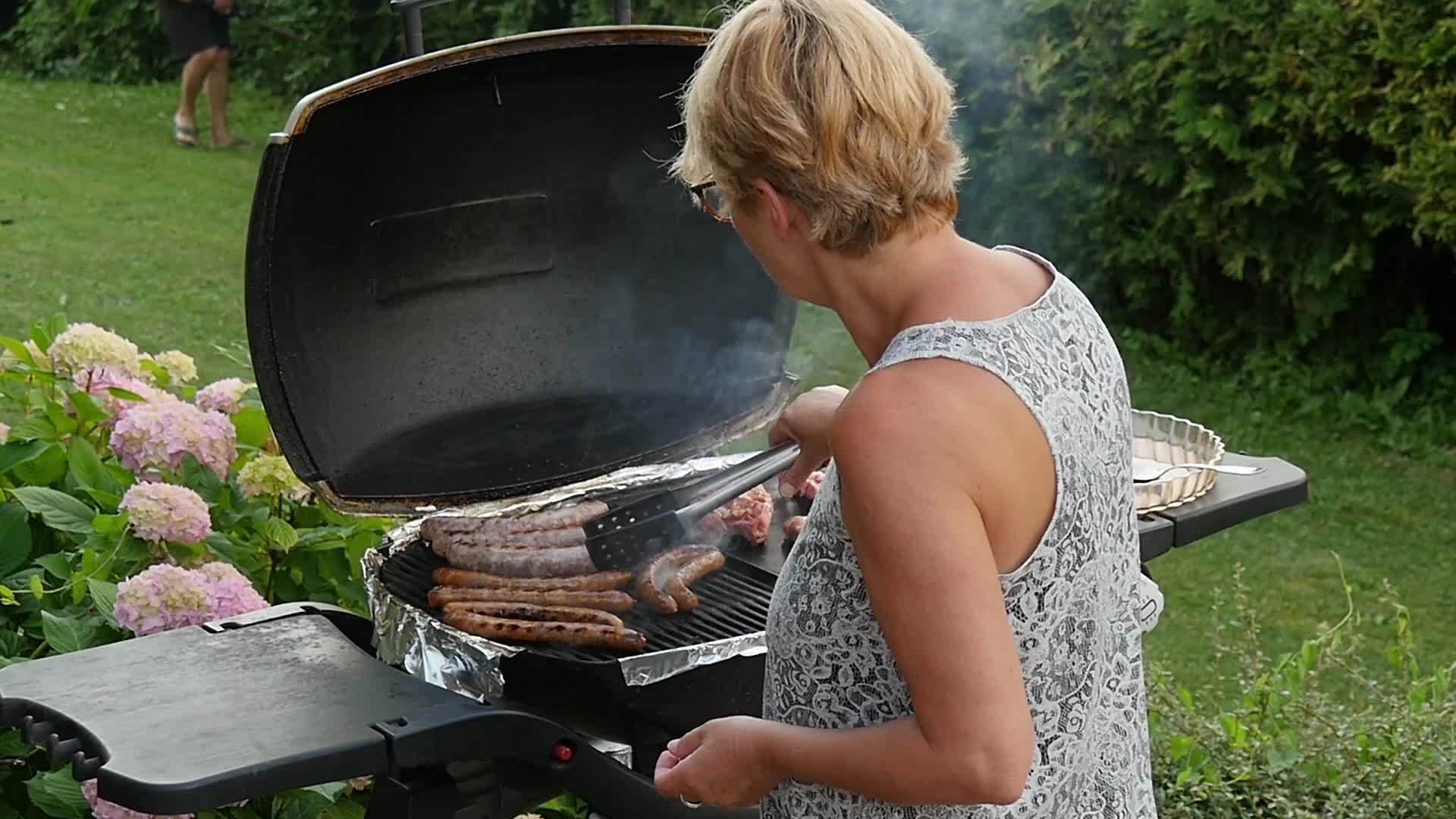 烧烤上煮肉的女人视频的预览图