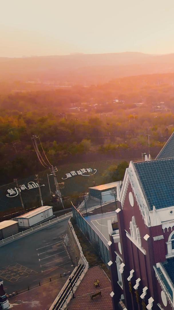沈阳神学院教堂60帧航拍夕阳视频的预览图