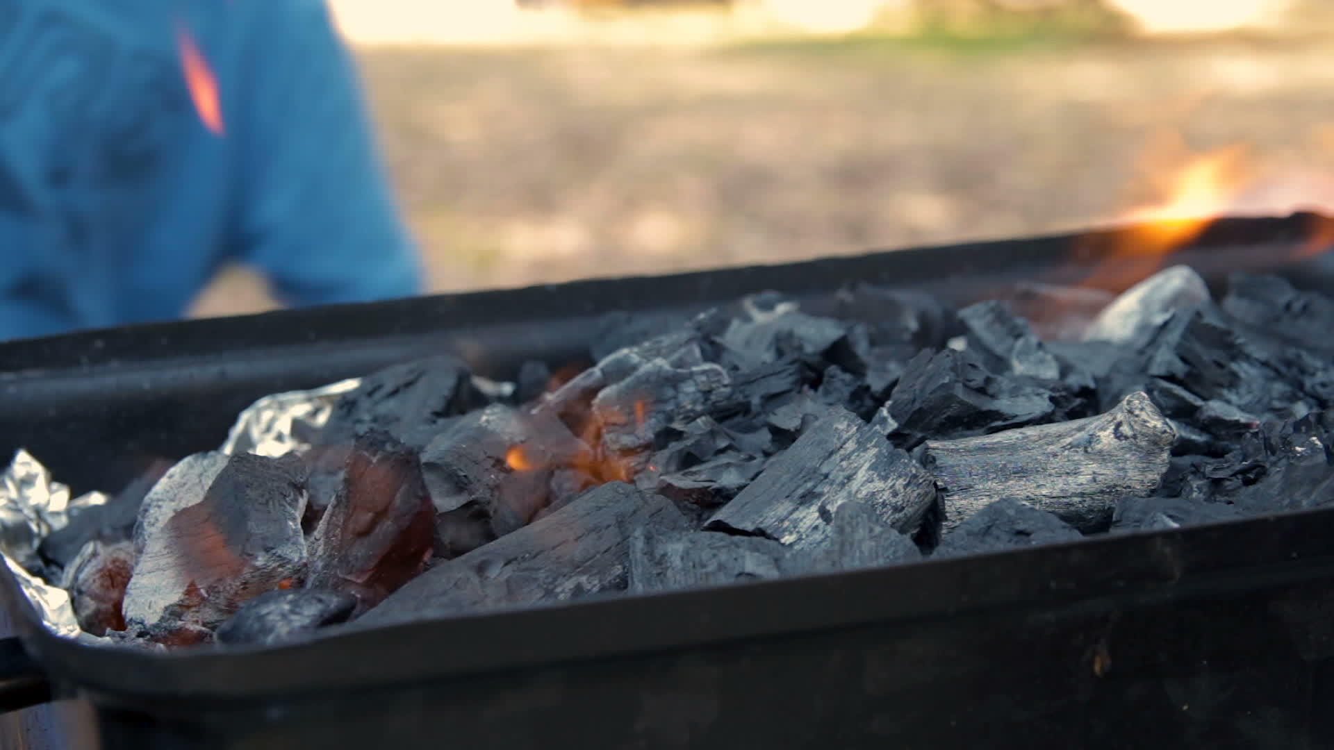 烧烤炉里烧煤视频的预览图