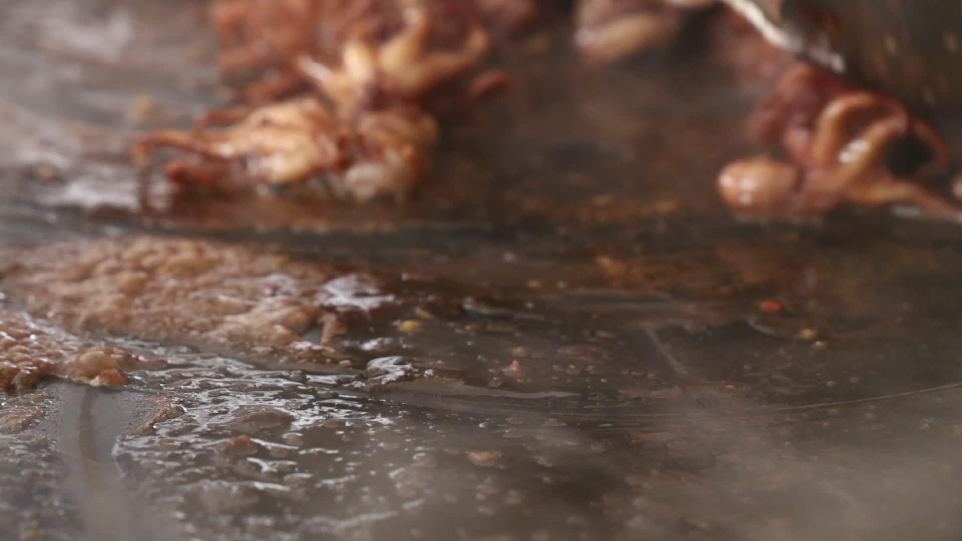 大煎锅上的小章鱼视频的预览图