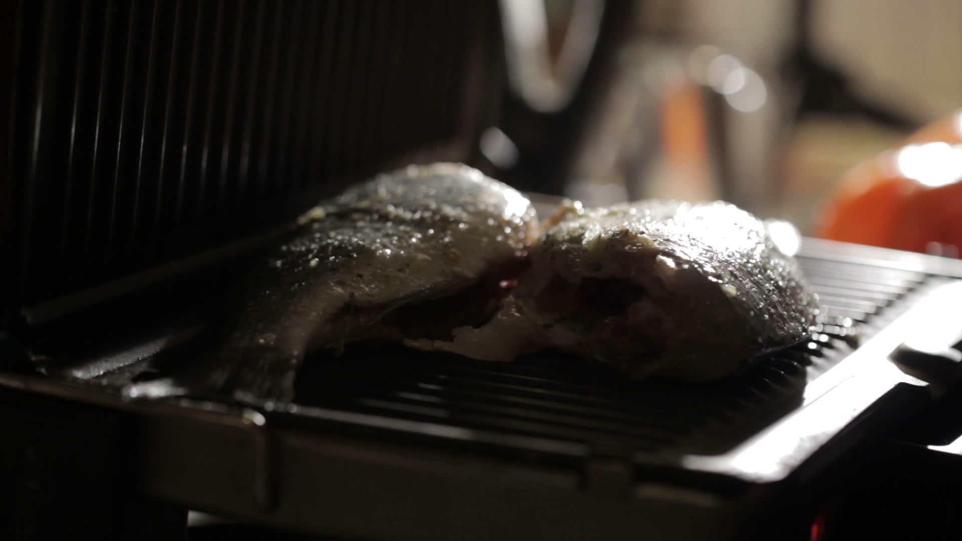用鱼关上烤箱视频的预览图