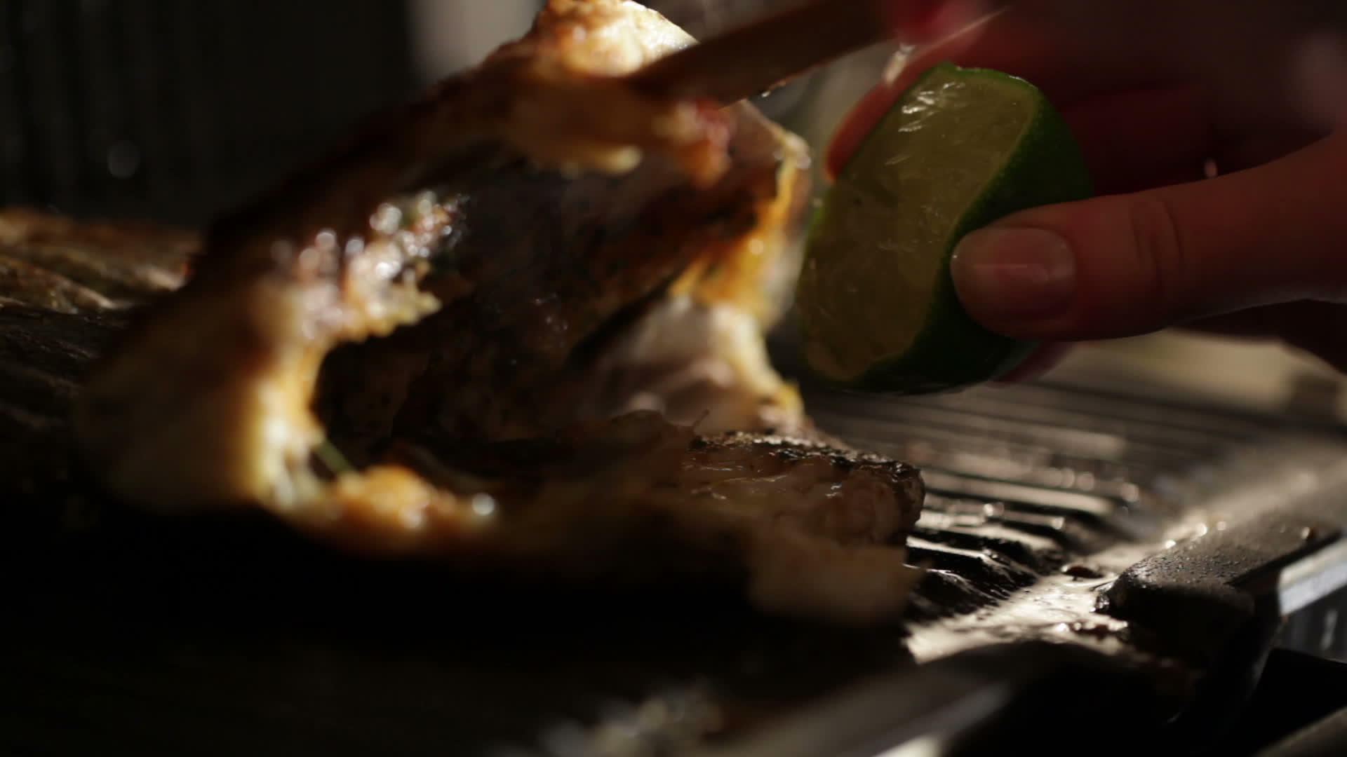 在烧烤炉中在鱼体中加入石灰视频的预览图