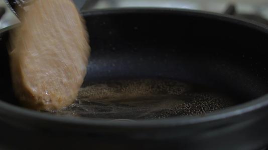 手工制作的多汁小米肉蛋糕汉堡包视频的预览图