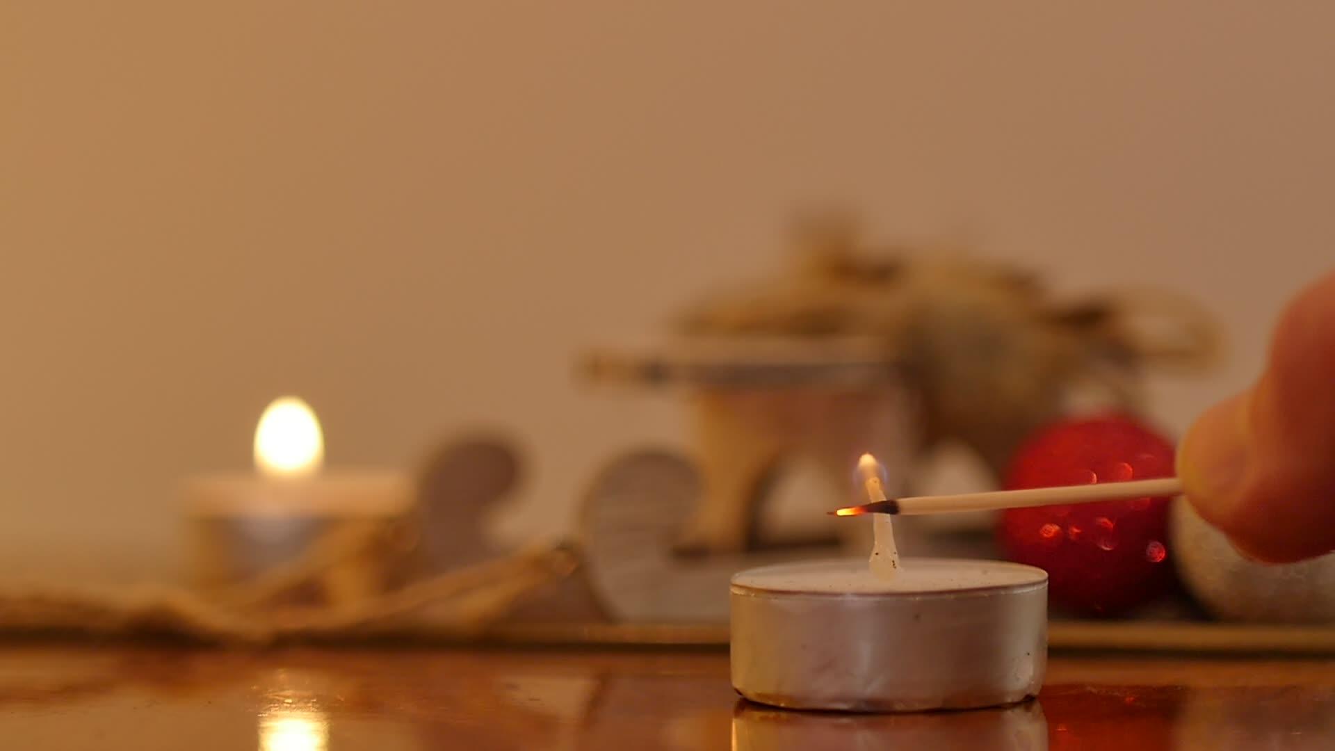 在黑暗中燃烧的蜡烛关闭男人的手在黑色背景上照亮蜡烛和蜡烛视频的预览图
