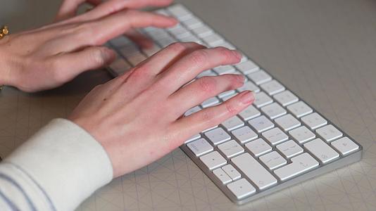 在服务台的计算机键盘上打字的人视频的预览图