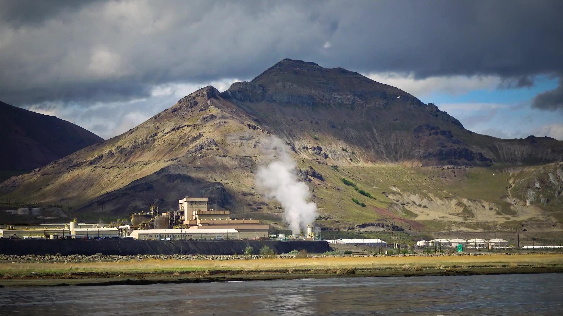炼油厂和美国犹他州大盐湖山云的炼油厂视频的预览图