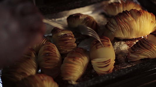 烤箱里有大蒜土豆片视频的预览图