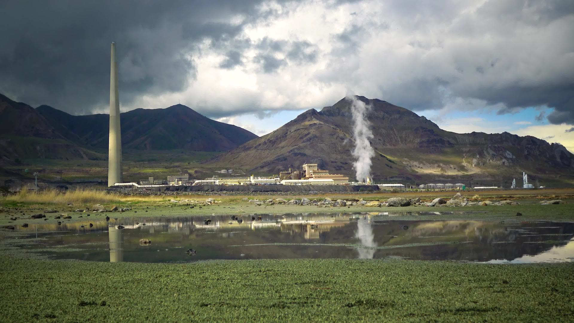 炼油厂和美国犹他州大盐湖山云的炼油厂视频的预览图
