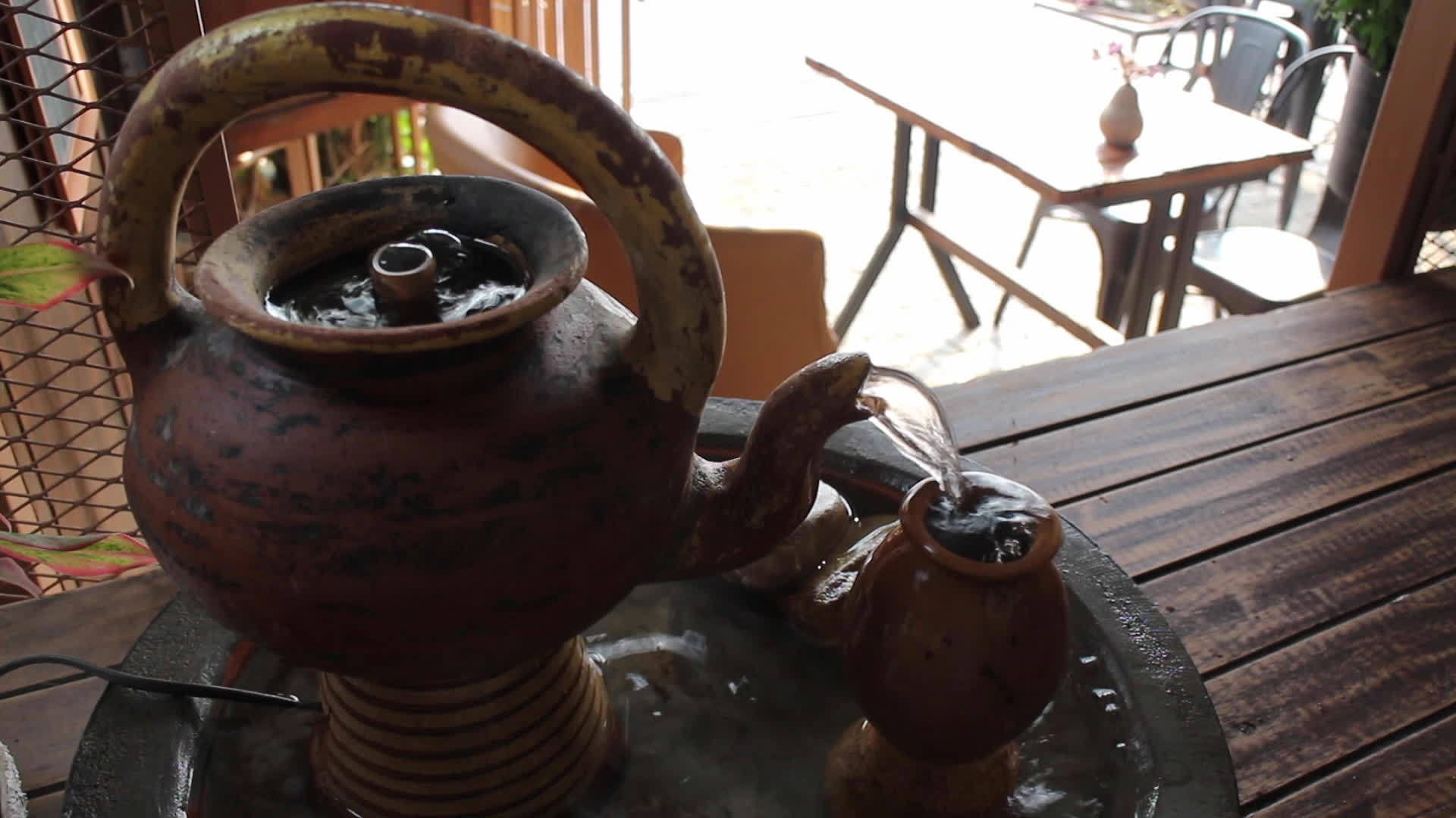 用水装饰咖啡馆的烤泥茶壶视频的预览图