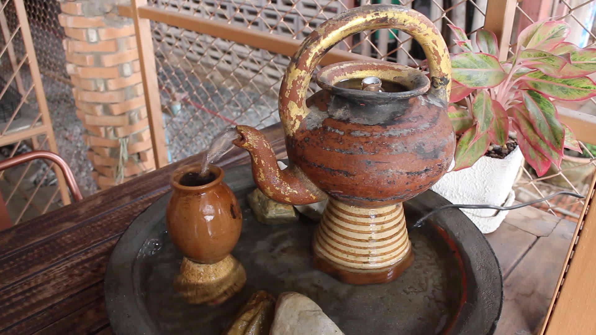 铺子里装满了水的烤土茶壶视频的预览图
