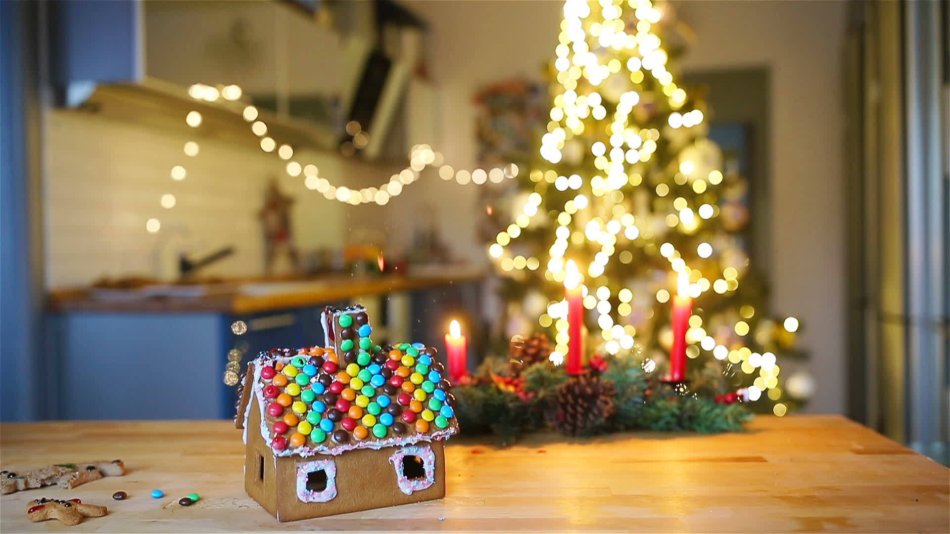 姜饼仙子屋背景明亮的圣诞树和花园视频的预览图