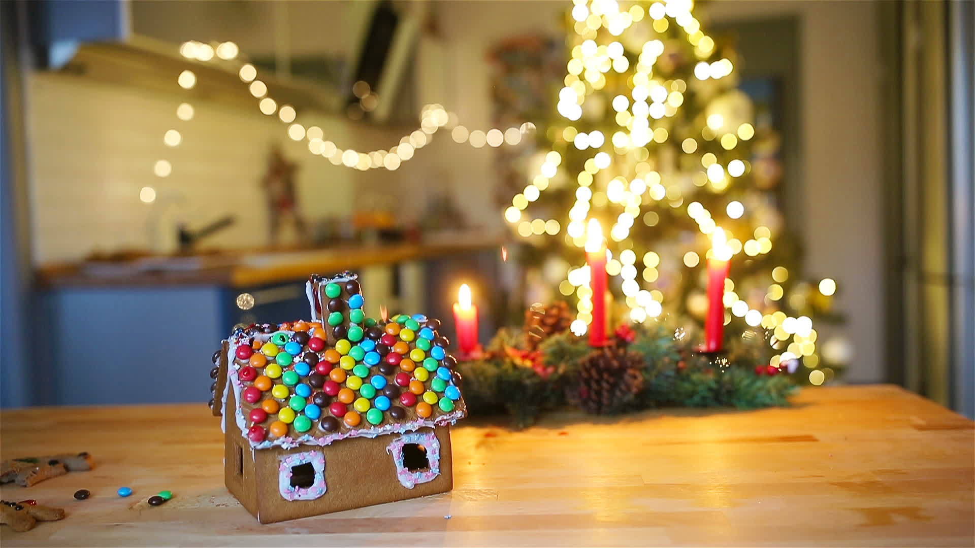 姜饼仙子屋背景明亮的圣诞树和花园视频的预览图
