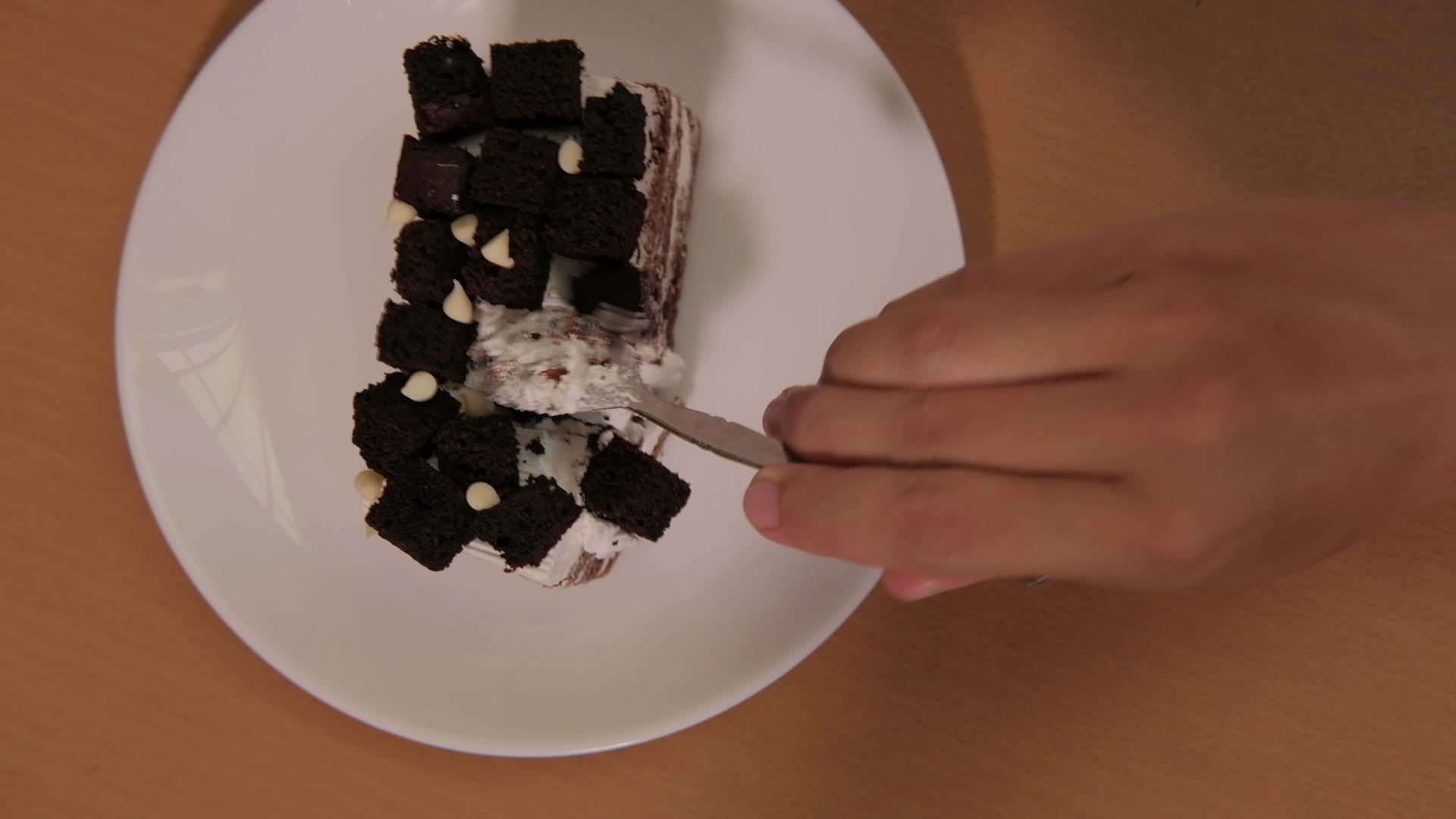 用手勺切巧克力蛋糕白盘美味甜点自制面包蛋糕店视频的预览图