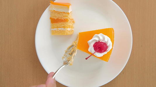 用手切橙色蛋糕 加入樱桃和奶油 美味的甜点 美味的自制白菜视频的预览图