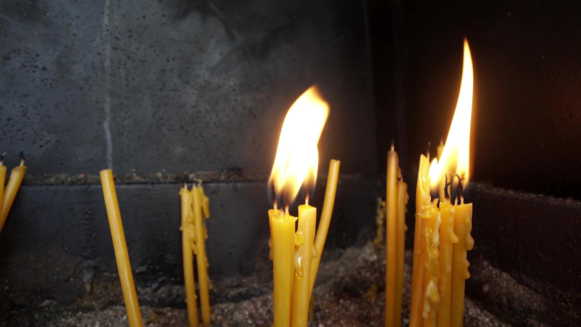 正统教堂的蜡烛正在燃烧视频的预览图