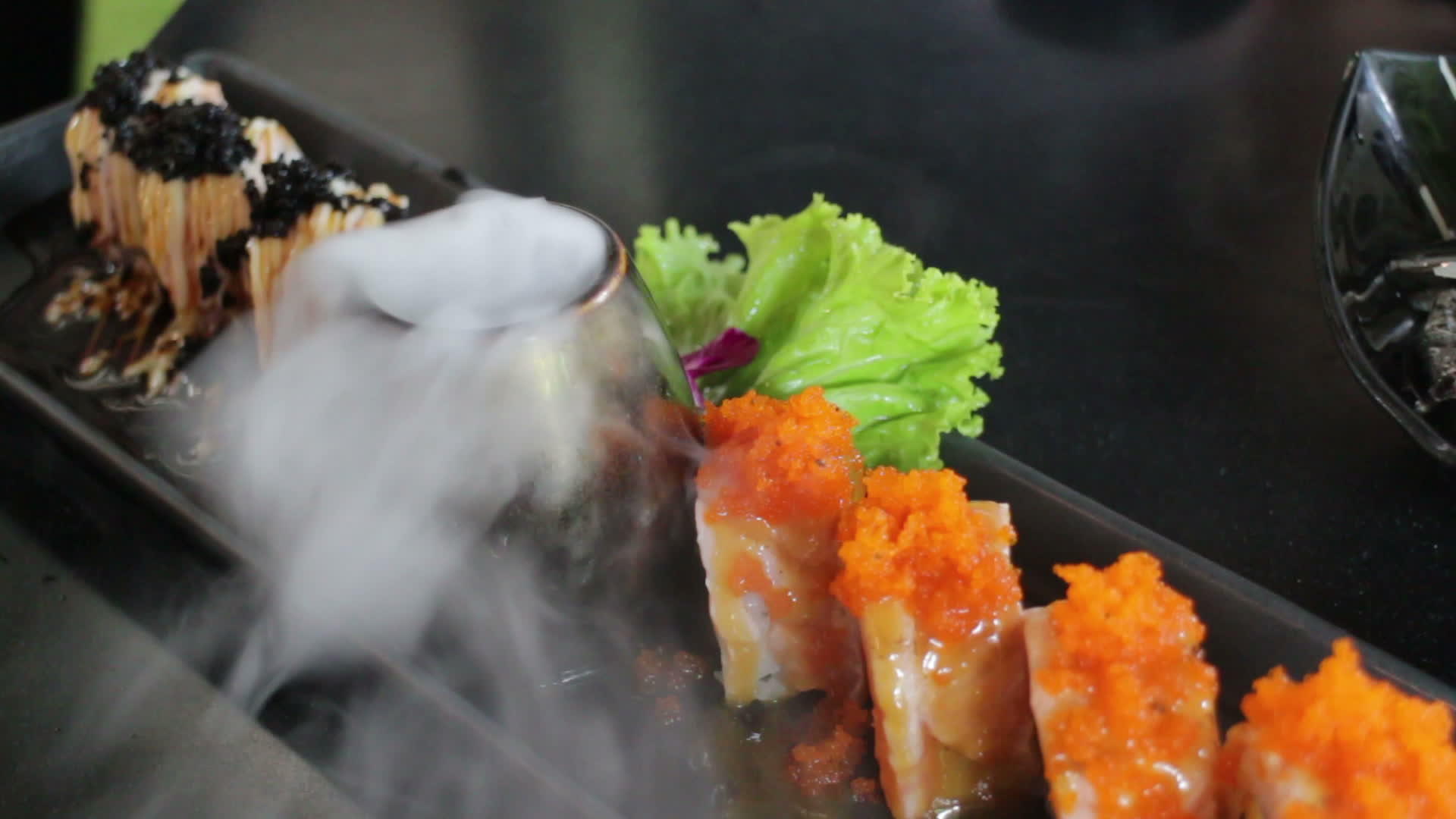 三文鱼寿司板烟熏视频的预览图