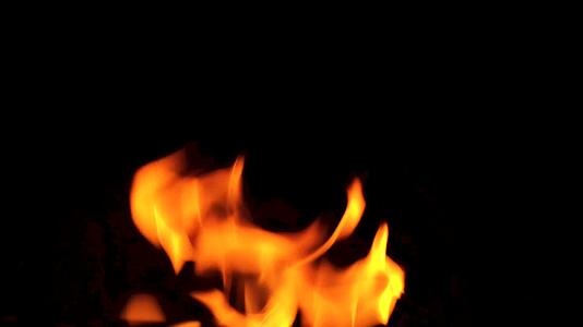 烟囱着火在黑暗中抽象的慢动作视频的预览图
