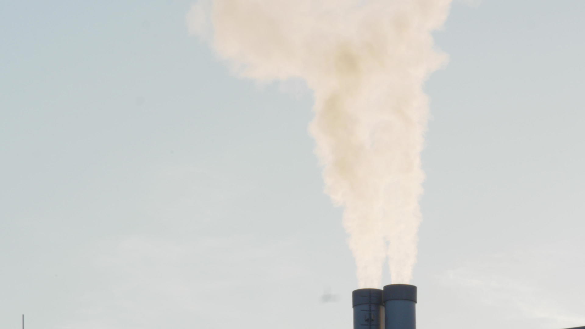 工厂烟囱在大气中冒烟视频的预览图