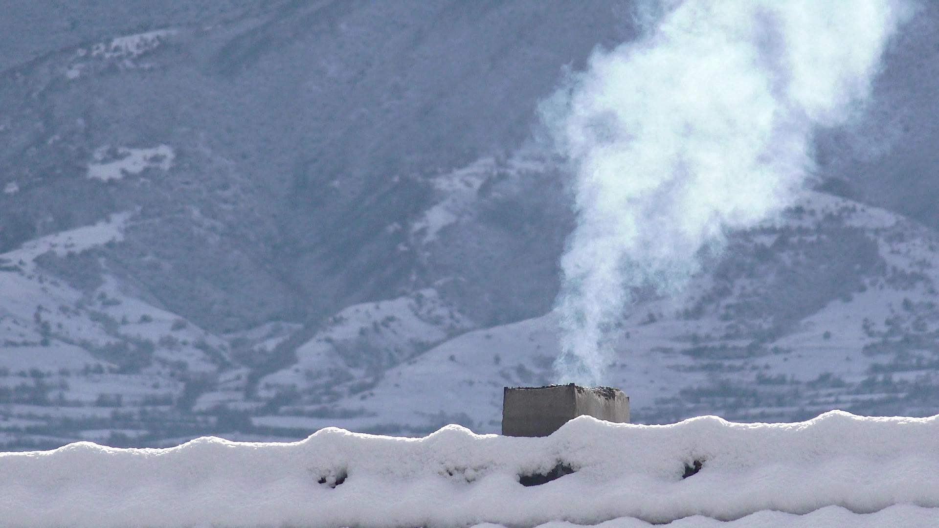 雪顶烟囱烟雾4k背景概念视频的预览图