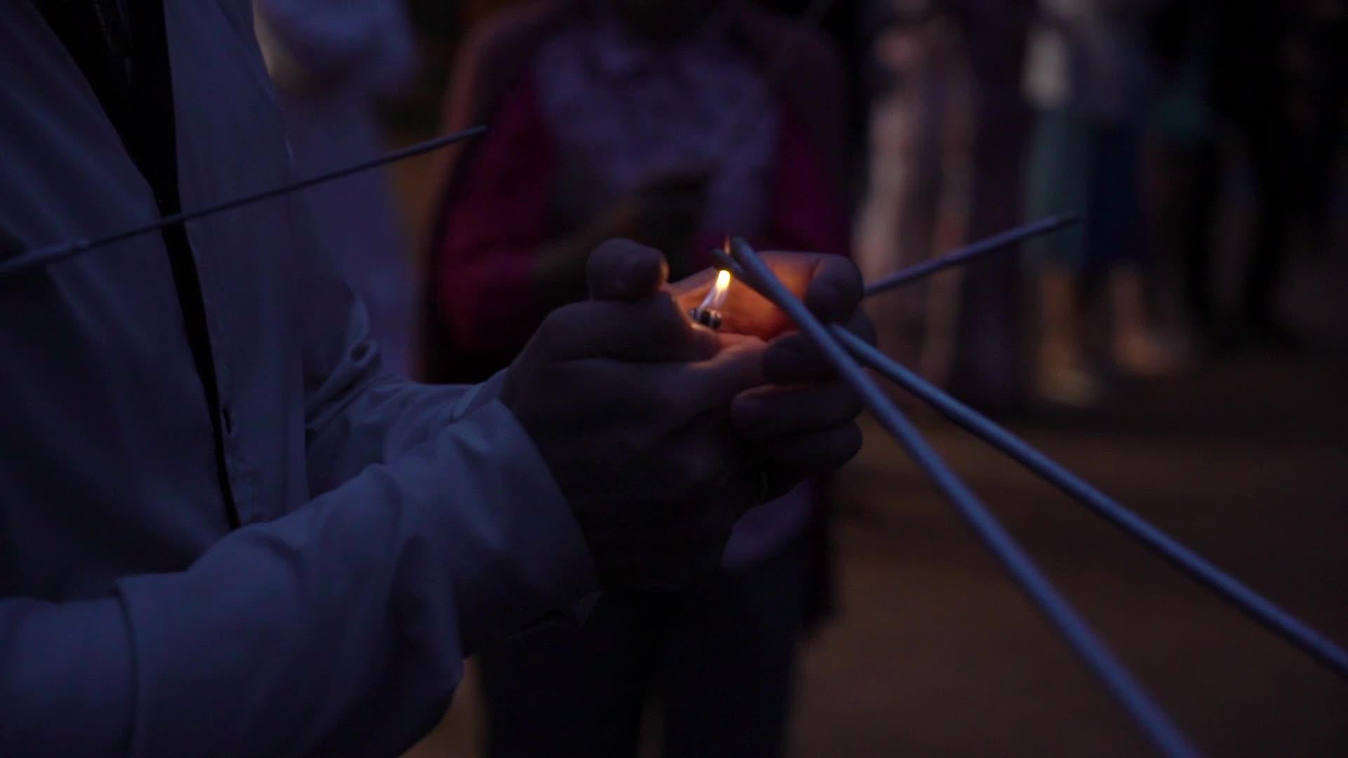 人们在街上点燃烟花庆祝新年、圣诞节或其他节日视频的预览图