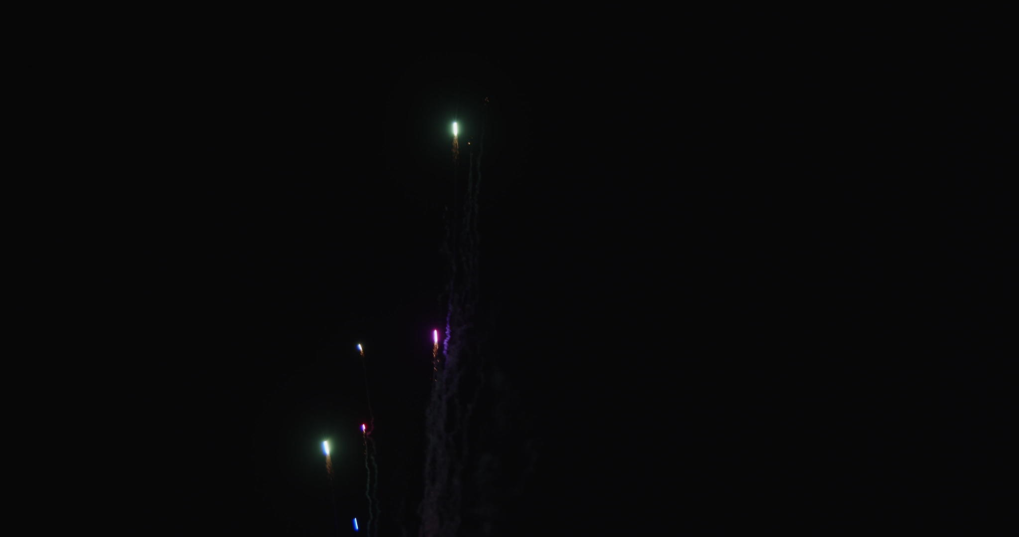 五颜六色的烟花在夜空中视频的预览图