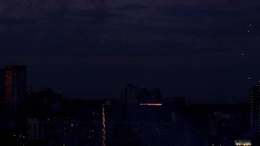 美丽的烟花在夜空中视频的预览图