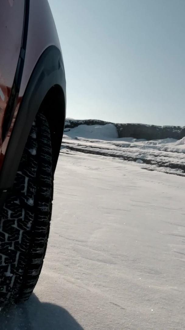 GOPRO运动相机从第一视角拍摄汽车轮胎雪地漂移视频的预览图
