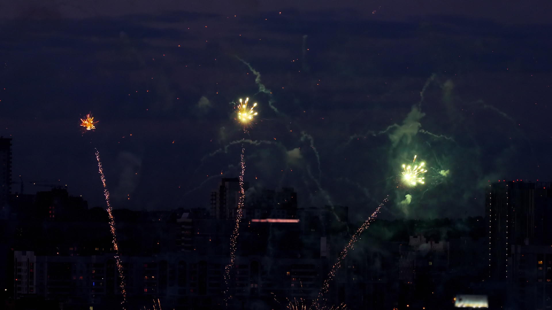 美丽的烟花在夜空中视频的预览图