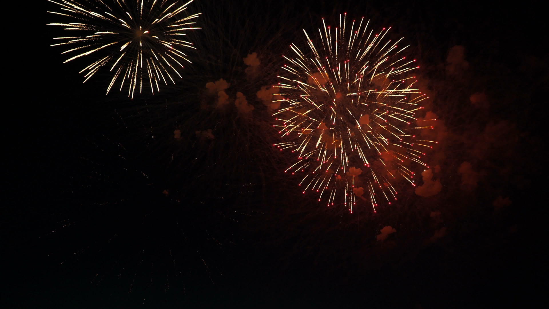在夜空中燃放烟花以纪念节日视频的预览图