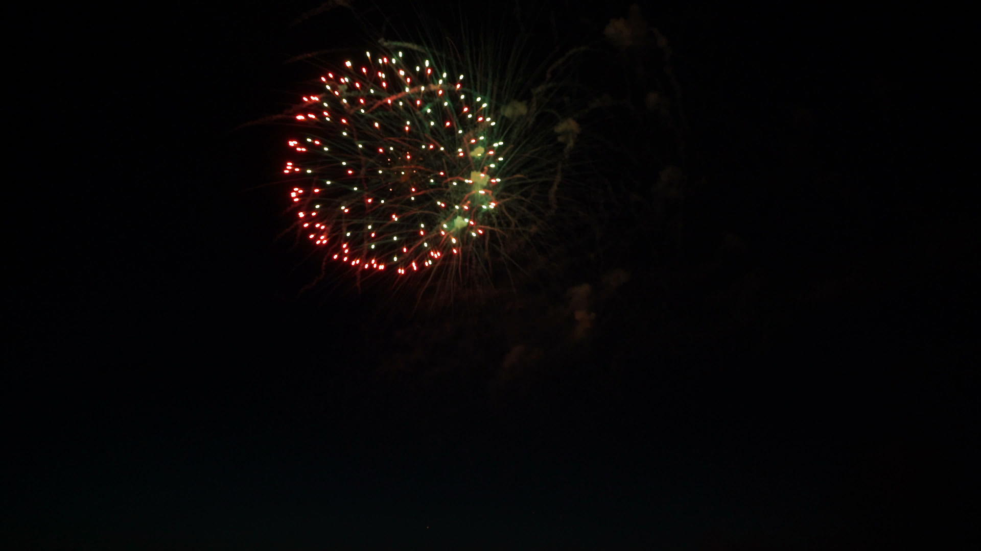 在夜空中燃放烟花以纪念节日视频的预览图