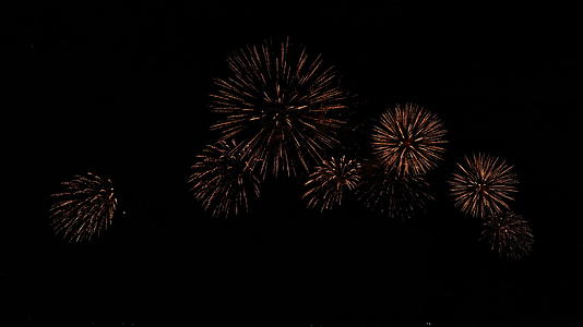 4k全国节日新年晚宴或庆祝活动的夜空真正的金烟花节视频的预览图