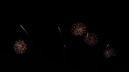 4k全国节日新年晚宴或庆祝活动的夜空真正的金烟花节视频的预览图