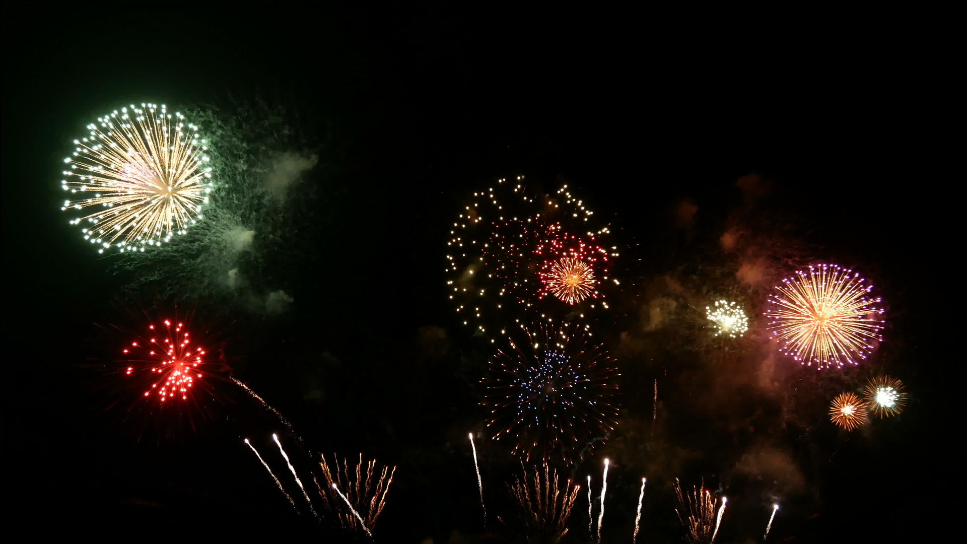4k在国家节日新年晚宴或庆祝活动期间夜空展示了真正多彩的视频的预览图