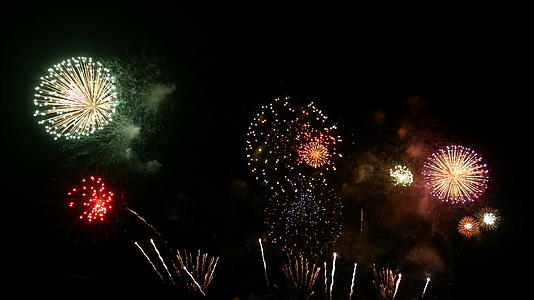 4k在国家节日新年晚宴或庆祝活动期间夜空展示了真正多彩的视频的预览图