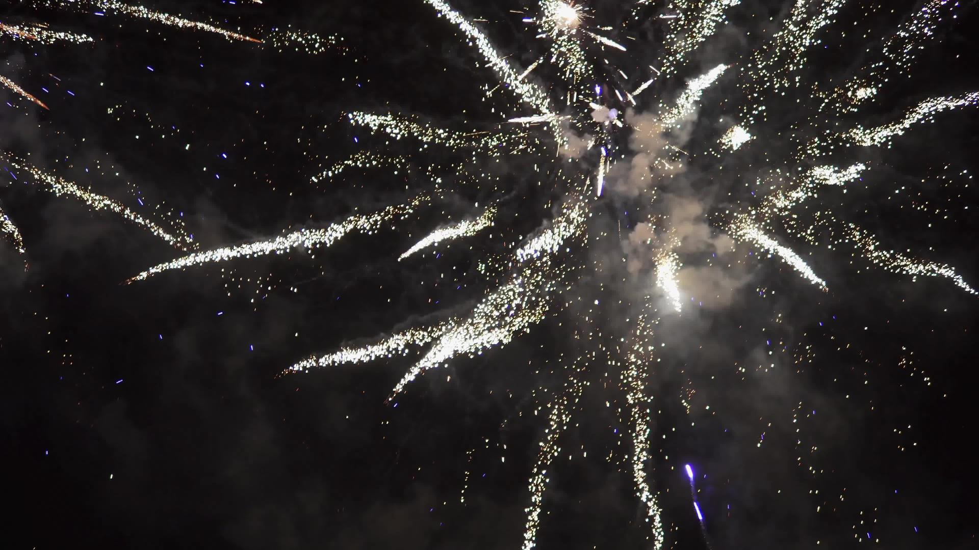 4月4日独立节庆祝了在黑暗的夜空中燃放烟花视频的预览图