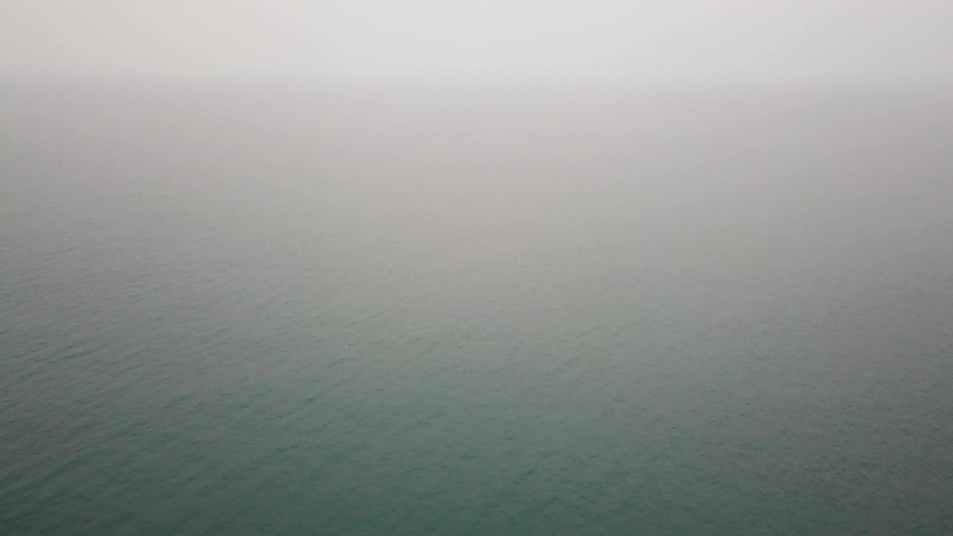 由于柬埔寨的火烟雾掩盖了海洋的能见度什么也看不见视频的预览图