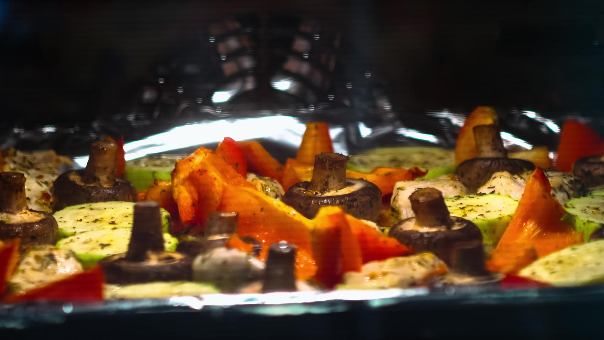 烤蔬菜和鸡肉视频的预览图