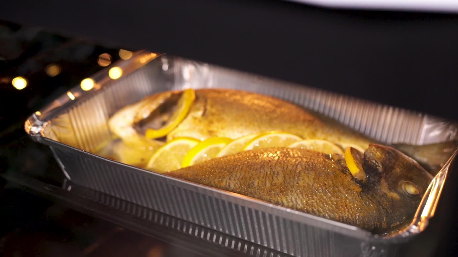 多拉多鱼在烤箱里烤视频的预览图
