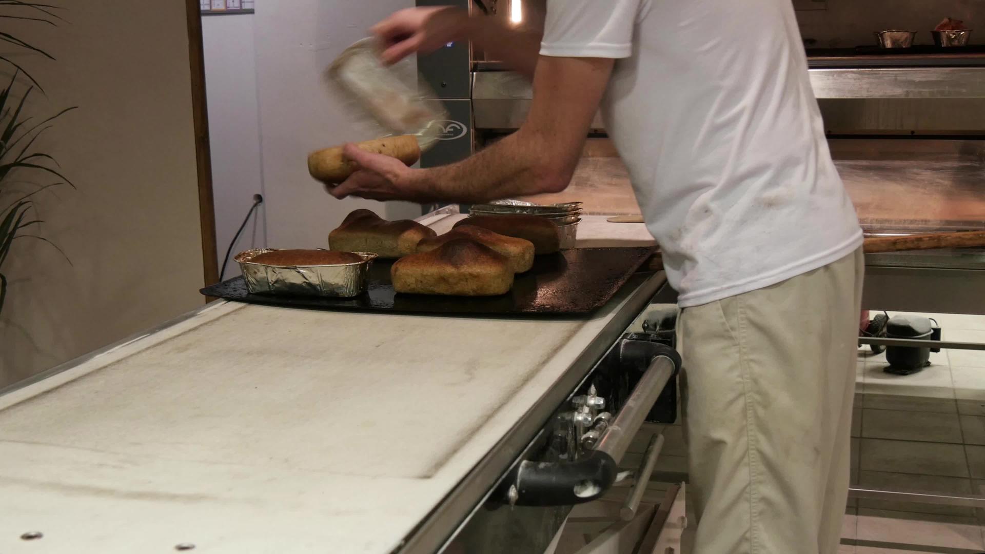面包师从烤箱里拿出面包视频的预览图