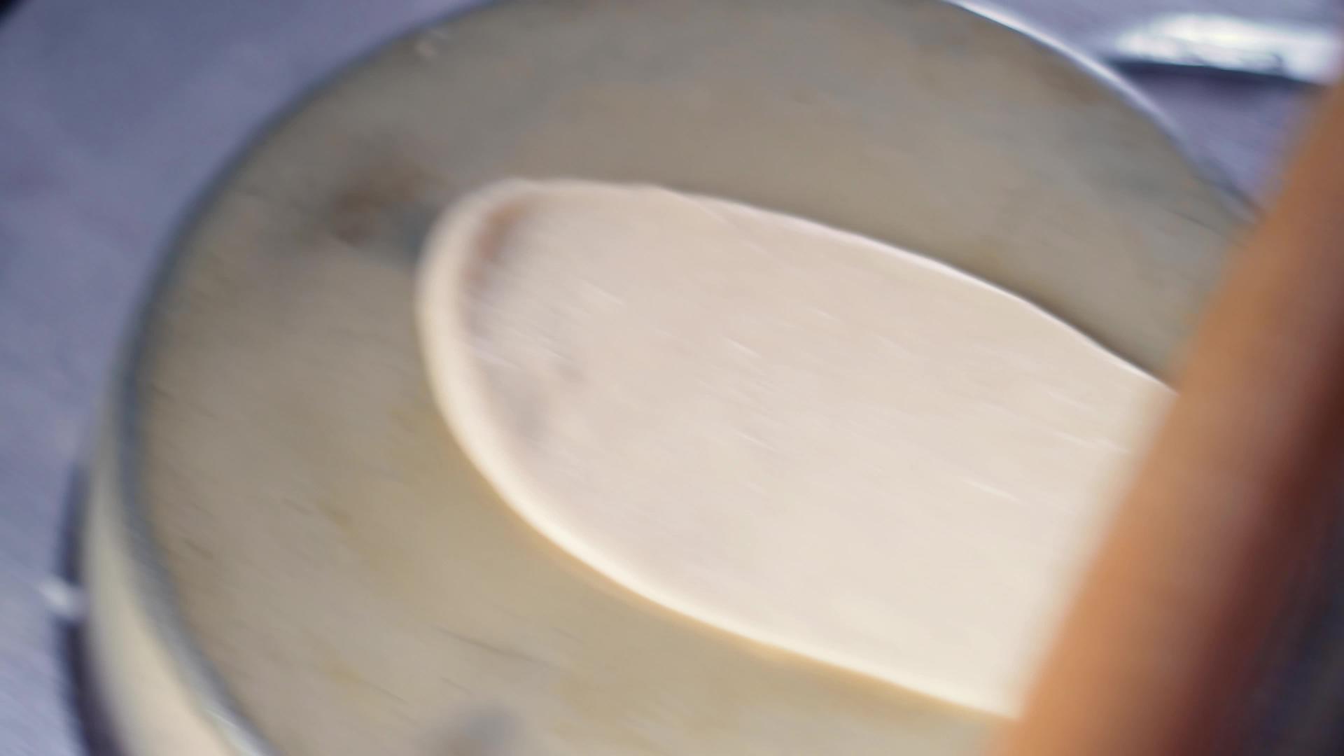 面包师的概念木桌新鲜面包店做小麦角面包视频的预览图