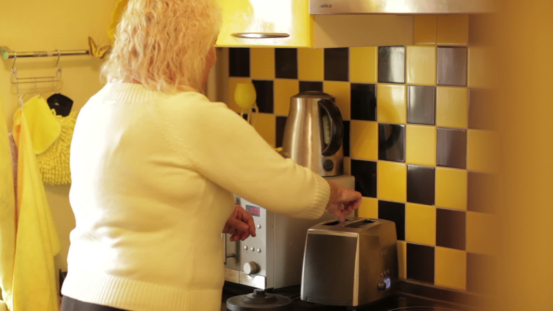 那个女人从烤面包机里拿了两杯热吐司视频的预览图