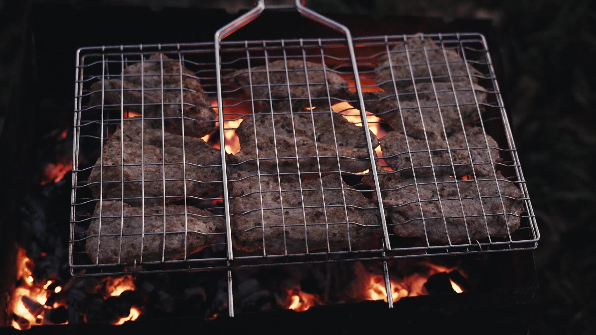 在烧烤木炭的网格中煮猪肉视频的预览图