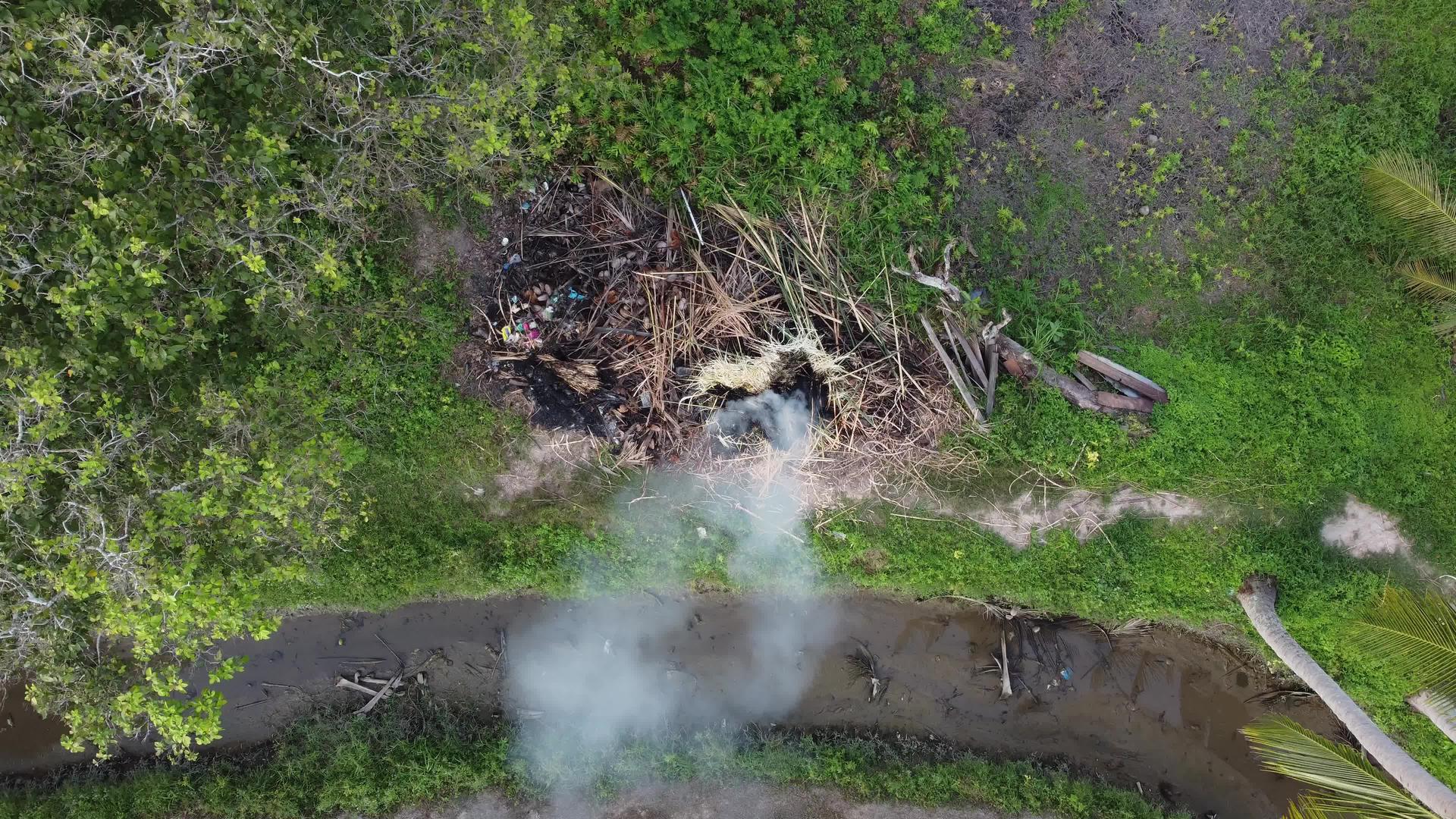 从空中往下看农场露天燃烧视频的预览图