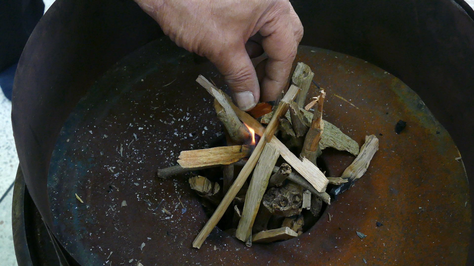 在炉子里手工燃烧木炭视频的预览图