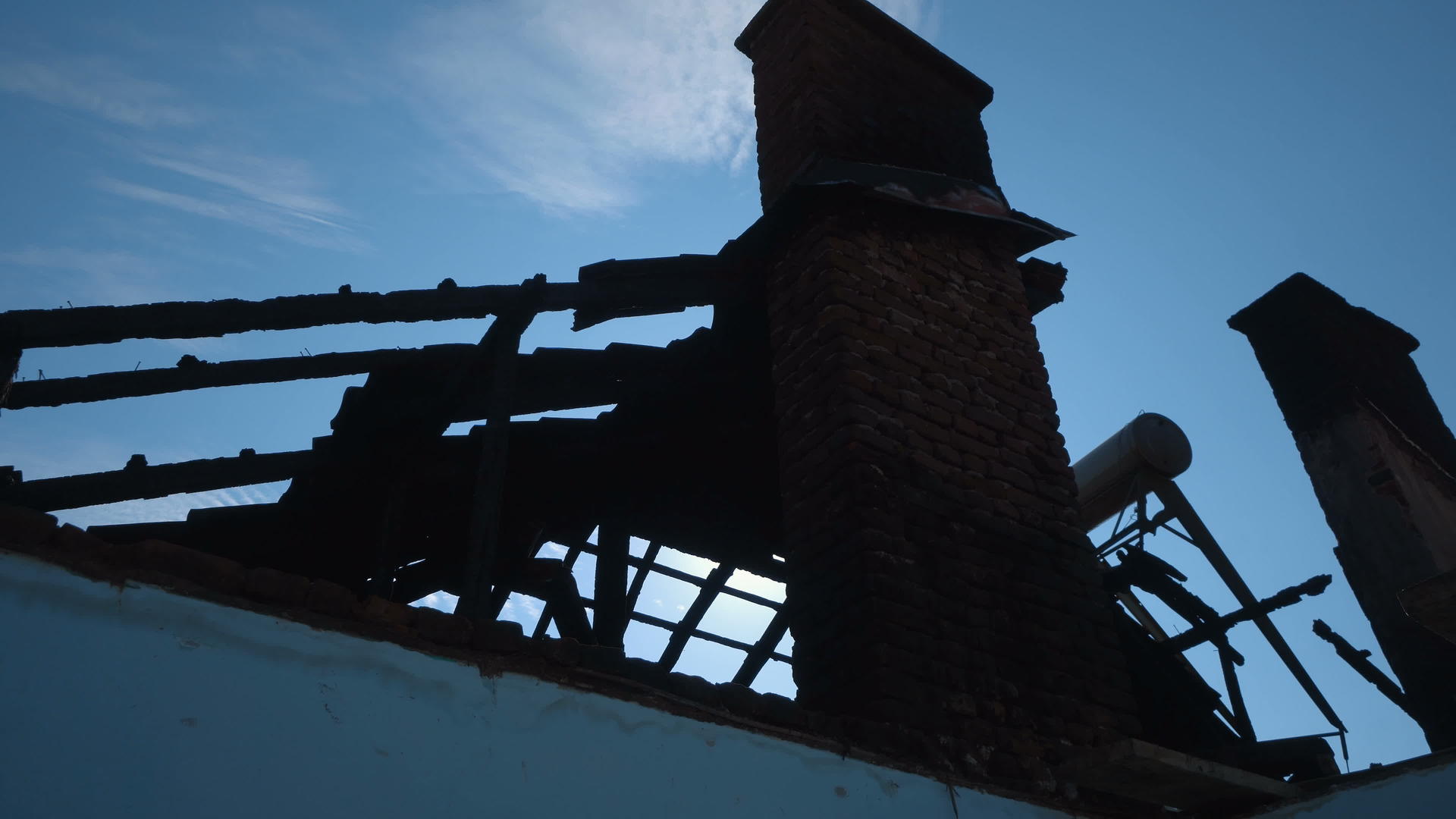 房屋屋顶被烧毁和损坏视频的预览图