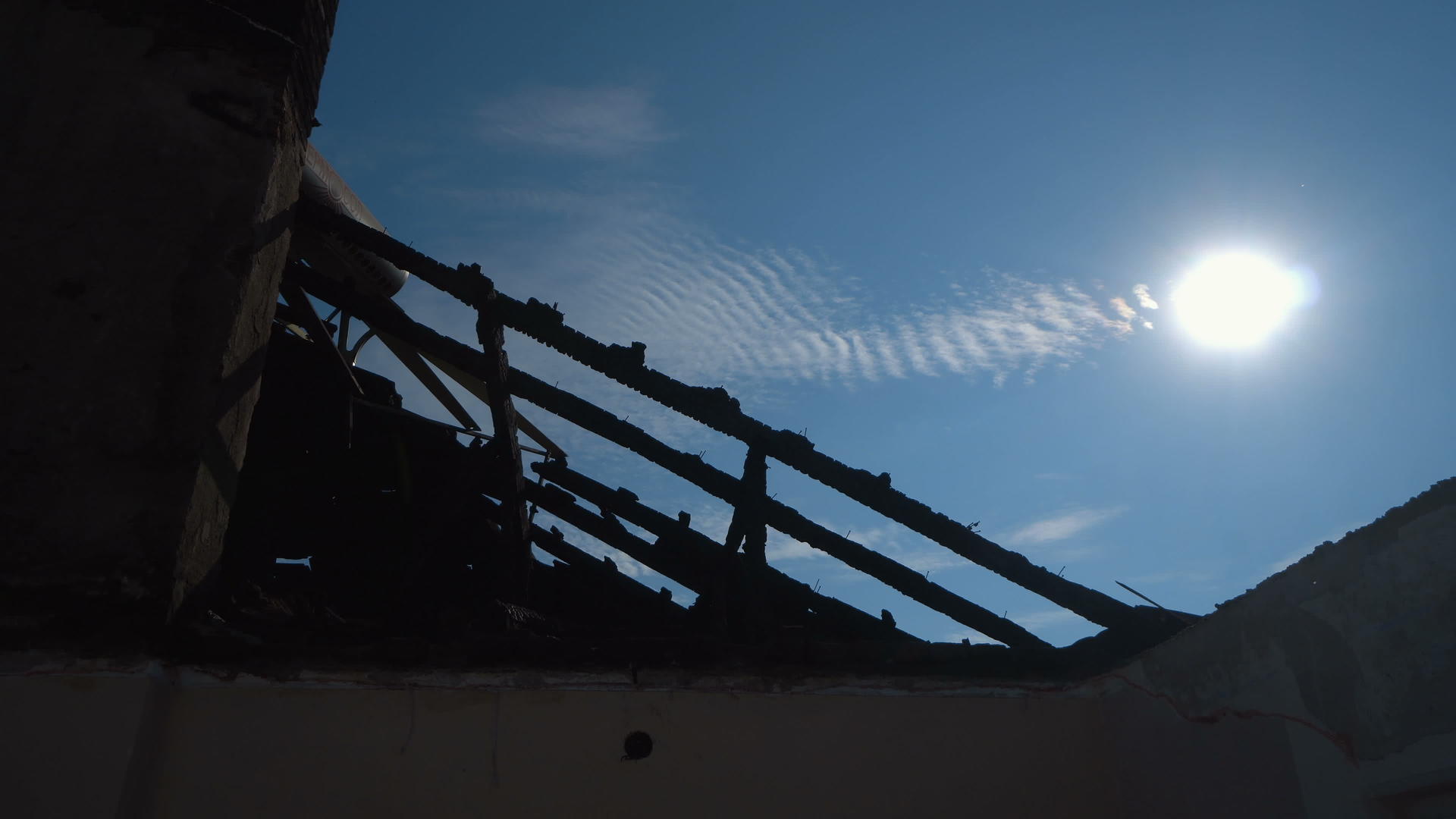 燃烧的屋顶和燃烧的家具视频的预览图