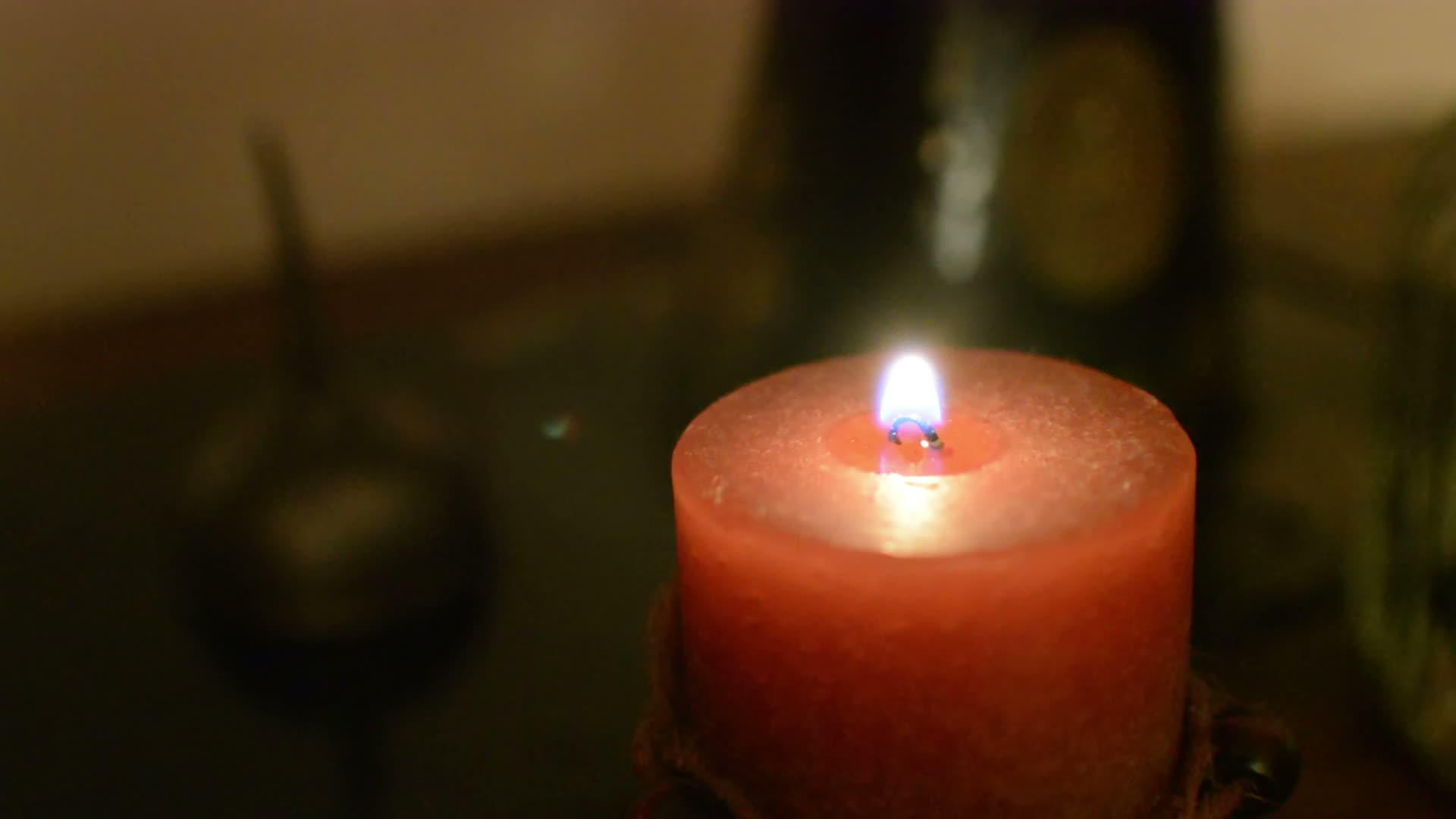 蜡烛和蜡烛的火焰在蜡烛上关闭视频的预览图