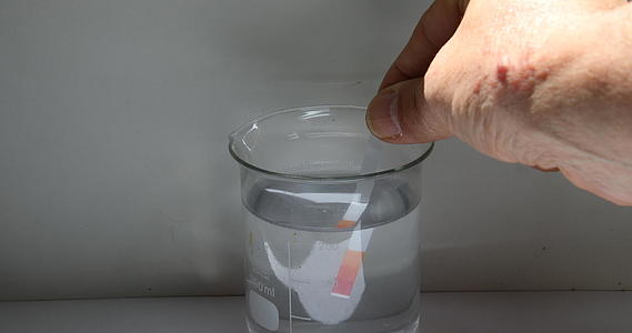 将测试条浸泡在烧杯的溶液中检测变色视频的预览图