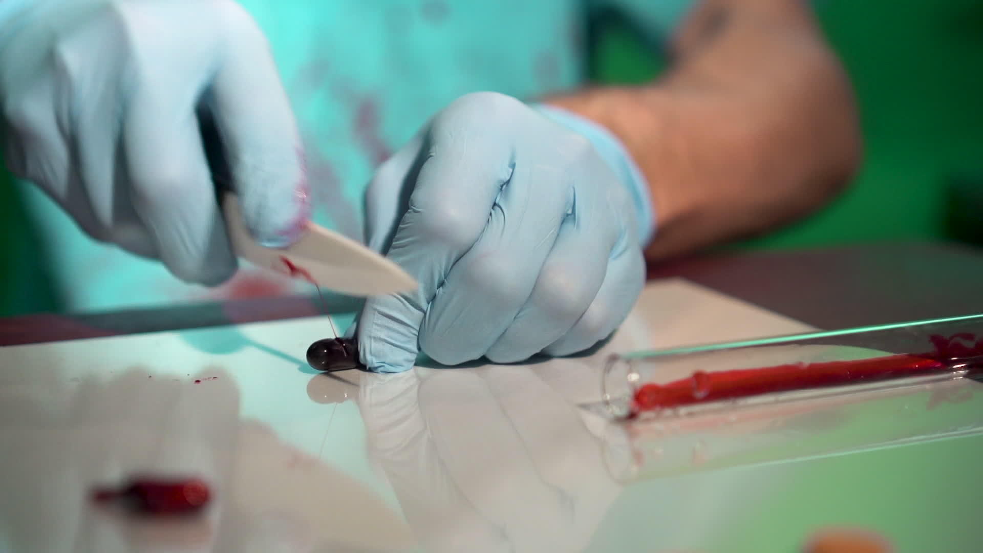 蓝手套外科医生用白刀非法切割医疗实验室视频的预览图