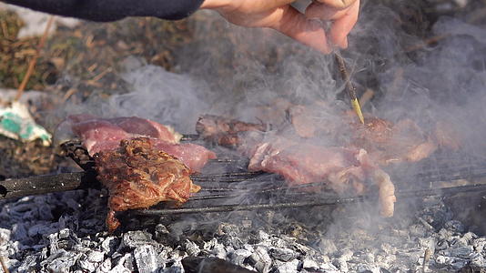 在烧烤中燃烧火焰因为煤准备在午餐时间烤一串肉视频的预览图